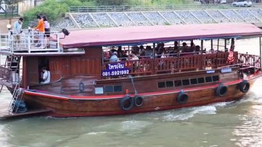 Ayutthaya nehri boyunca seyreden turist botu