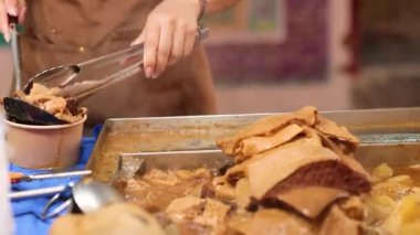 Geleneksel Hong Kong sokak yemekleri satan bir satıcı.