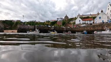 Teknelerin ve sahil köyünün manzarası
