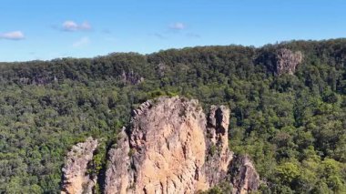 Nimbin Kayaları 'nın hava görüntüleri, açık gökyüzünün altında dramatik kaya oluşumları ve yemyeşil ormanlar sergiliyor.