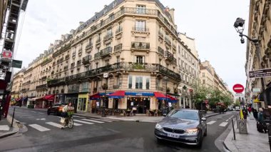 Paris 'in hareketli bir sokak köşesinin zaman aşımı.