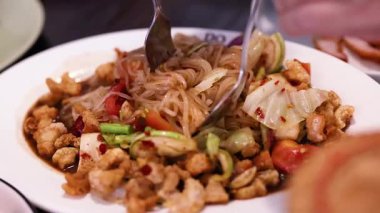Lezzetli bir Tayland yemeği karışımı.