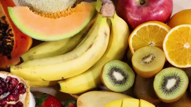 Beyaz arkaplanda gösterilen çeşitli meyveler