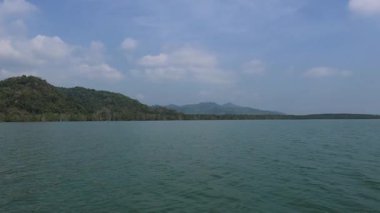 Sakin bir dağ gölünde tekne gezisi.