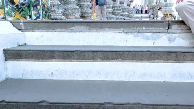 Bangkok, Tayland 'daki Wat Arun tapınağında dolaşan ziyaretçiler