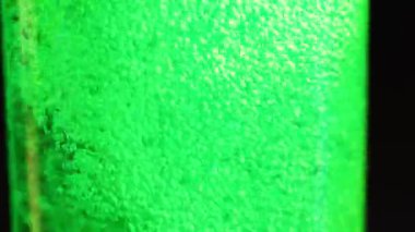 Yeşil köpüklü bir içecekte kabarcıklar yükseliyor