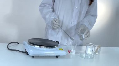 Sodyum asetat kristalizasyon süreci gösteriliyor