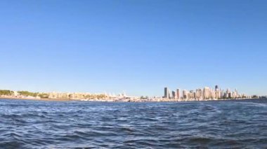 Altın Sahil silueti sergilenen manzaralı tekne gezisi