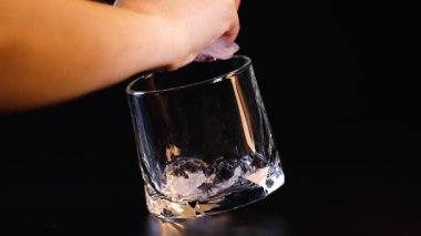 Elle buzları bir bardağa yerleştirir.