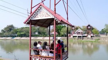 Ayutthaya 'da teleferikliler nehri geçiyor.