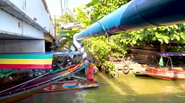 Renkli tekne Bangkok 'un yüzen pazar kanalında geziniyor.