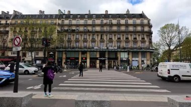 Paris caddesinden geçen yayalar ve bisikletçiler