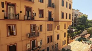 Napoli 'de çiçekli apartman manzarası