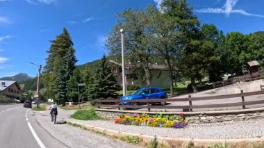 Piedmont, İtalya 'da manzaralı bir yolda gezen bisikletçi