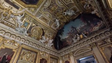 Louvre 'un süslü tavanının ayrıntılı görüntüsü