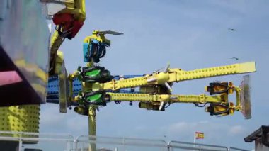 Brighton lunaparkında heyecanlı bir yolculuk.