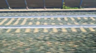 Demiryolu raylarının ve çevrenin manzarası