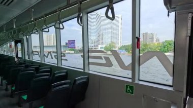 Nehirde hareket eden bir teknede boş koltuklar.