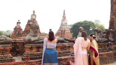 Antik tapınak bölgesinde geleneksel giyinmiş kadınlar