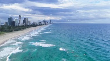 Gold Coast yakınlarındaki okyanusta cankurtaranlık eğitimi