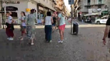 Şehir caddesinde yürüyen ve etkileşen insanlar