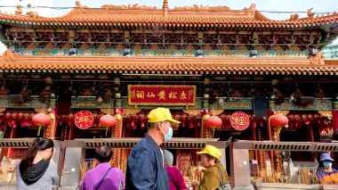 Turistler canlı Wong Tai Sin Tapınağını keşfediyorlar.
