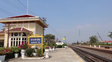 Sessiz bir istasyondan geçen bir tren.