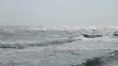 Sahile vuran deniz dalgalarının kısa bir klibi.