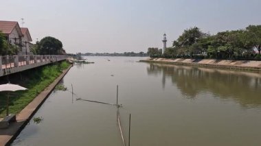 Zamanla hafif değişikliklerle sakin nehir manzarası