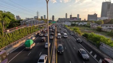 Çok şeritli bir otoyolda birden fazla araç hareket ediyor.