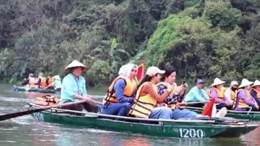 Turistler manzaralı bir tekne yolculuğunun tadını çıkarırlar.