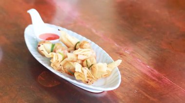 Sosla servis edilen lezzetli Tayland atıştırmalıkları.