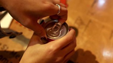 Eller masada kola kutusu açıyor.