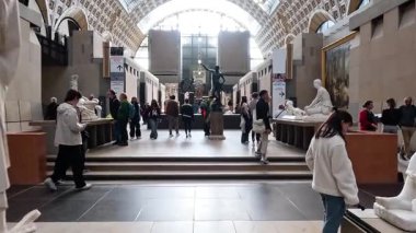 Müzede heykelleri ve sanatı keşfeden insanlar