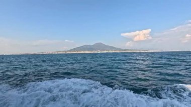 İtalya, Sorrento yakınlarındaki dalgalarda hareket eden tekne.