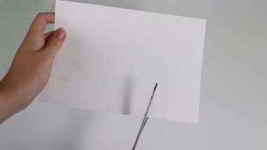 Kağıtları şekillendiren eller