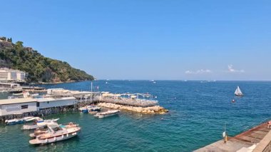 Tekneler Sorrento rıhtımına kıyıya yanaştı.