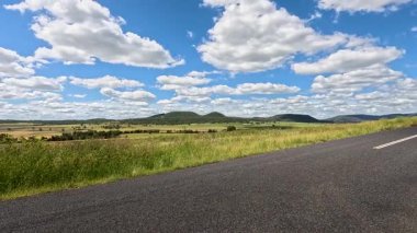 Uçsuz bucaksız, açık kırsal alanda boş bir otoyol.