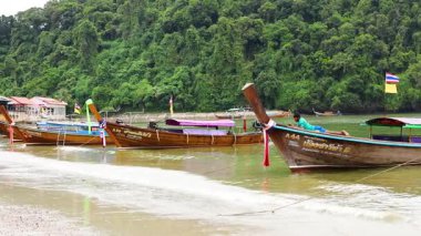 Huzurlu bir Krabi sahiline demirlemiş tekneler