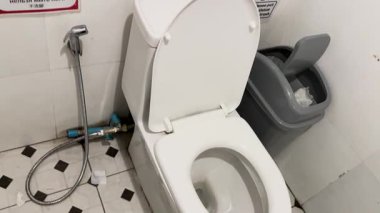 Phuket, Tayland 'da temiz bir umumi tuvalet. Parlak ışıklandırma döşeme ve beyaz armatürleri vurgular