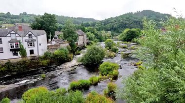 Nehir kenarında resim gibi bir köy.