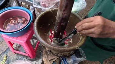 Geleneksel Tayland papayası salatasını hazırlıyorum.