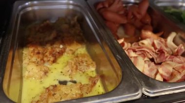 Sıralı büfe tepsilerini yiyecekle dolduruyorum.