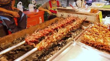 Bangkok 'ta ızgara yapan bıldırcın şişleri.