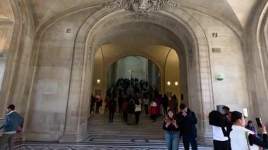 Fransa, Paris 'teki Louvre Müzesine giren kalabalıklar