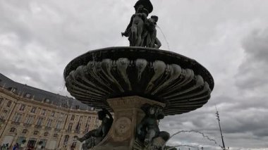 Suyun üstünde ve altında bir çeşme keşfetmek