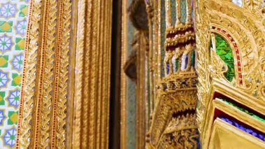 Karmaşık altın ve renkli tapınak mimarisi