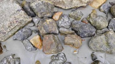 Ao Nang sahilinde kayalar ve Gabion duvarları var.