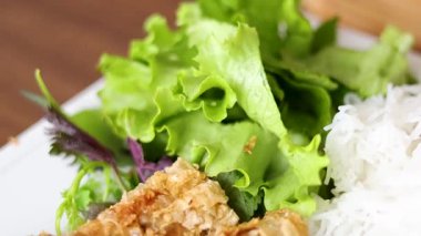 Bir Vietnam yemeğinin yakın çekim görüntüsü