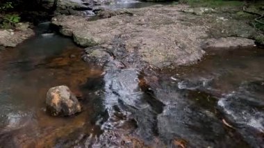 Deredeki kayaların üzerinden akan su.